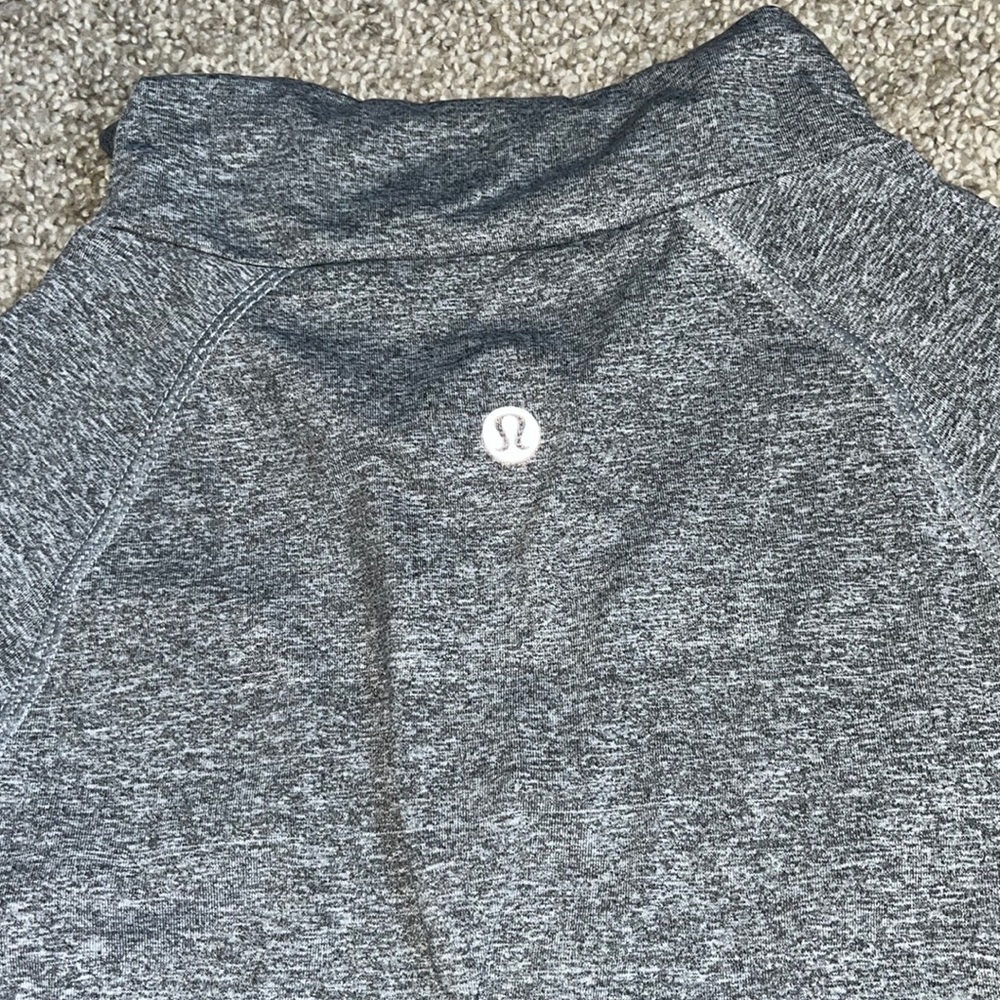 LULULMEON half zip with thumb holes. never worn. M but could fit S.